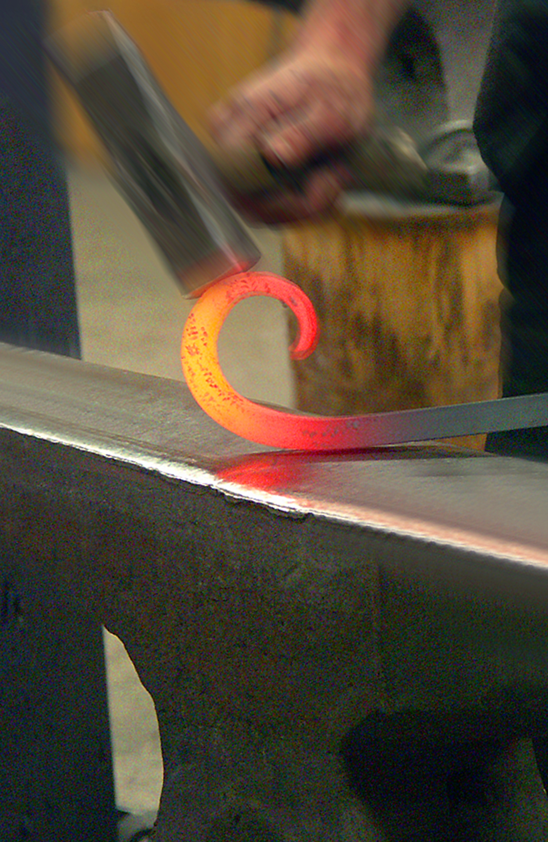 ロートアイアン：叩いて鍛える、手仕事の芸術品